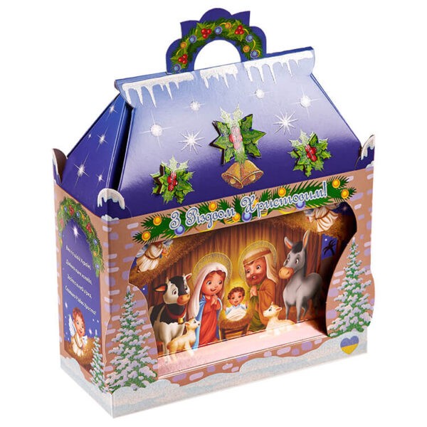 Подарочный рождественский набор в картонной коробке с разнообразными сладостями.