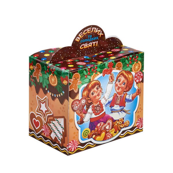 Набор сладких в картонной коробке с детьми